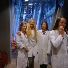 mgr Ewa Wons z Katedry Mikrobiologii prowadzi zajęcia pt. "Barwienie i obserwacja preparatów komórek bakteryjnych"