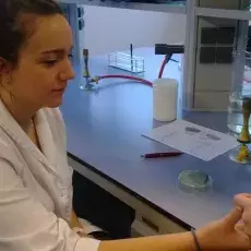 mgr Ewa Wons z Katedry Mikrobiologii prowadzi zajęcia pt. "Barwienie i obserwacja preparatów komórek bakteryjnych"