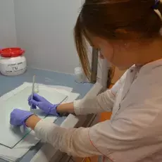 dr Beata Grembecka z Katedry Fizjologii Zwierząt i Człowieka prowadzi zajęcia pt. "Zobaczyć komórkę nerwową, czyli w jaki sposób