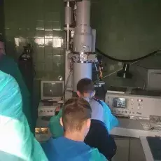 dr hab. Magdalena Narajczyk z Laboratorium Mikroskopii Elektronowej prowadzi zajęcia pt. "Świat wirusów, bakterii i komórek ludz