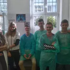 dr hab. Magdalena Narajczyk z Laboratorium Mikroskopii Elektronowej prowadzi zajęcia pt. "Świat wirusów, bakterii i komórek ludz