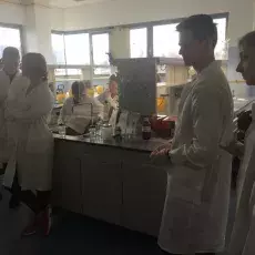 dr Monika Maciąg-Dorszyńska i mgr inż. Katarzyna Licznerska z Katedry Biologii Molekularnej prowadzą zajęcia pt. "Molekularna lu