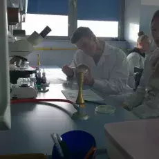 dr Ewa Wons z Katedry Mikrobiologii prowadzi zajęcia pt. "Barwienie i obserwacja preparatów komórek bakteryjnych" dla uczniów XI