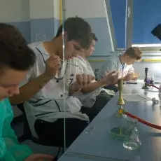 dr Ewa Wons z Katedry Mikrobiologii prowadzi zajęcia pt. "Barwienie i obserwacja preparatów komórek bakteryjnych" dla uczniów XI
