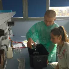 dr Ewa Wons z Katedry Mikrobiologii prowadzi zajęcia pt. "Barwienie i obserwacja preparatów komórek bakteryjnych" dla uczniów XI