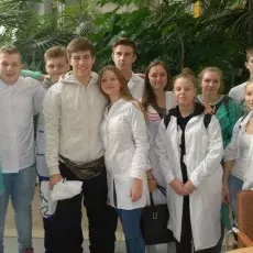 dr Ewa Wons z Katedry Mikrobiologii prowadzi zajęcia pt. "Barwienie i obserwacja preparatów komórek bakteryjnych" dla uczniów XI