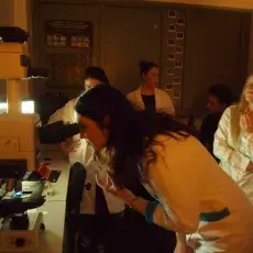 dr Małgorzata Kapusta z Katedry Cytologii i Embriologii Roślin prowadzi zajęcia pt. "Komórka roślinna w mikroskopie fluorescency