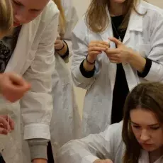dr Małgorzata Kapusta z Katedry Cytologii i Embriologii Roślin prowadzi zajęcia pt. "Komórka roślinna w mikroskopie fluorescency