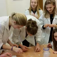 dr Małgorzata Kapusta z Katedry Cytologii i Embriologii Roślin prowadzi zajęcia pt. "Komórka roślinna w mikroskopie fluorescency