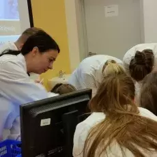 dr Małgorzata Kapusta z Katedry Cytologii i Embriologii Roślin prowadzi zajęcia pt. "Komórka roślinna w mikroskopie fluorescency