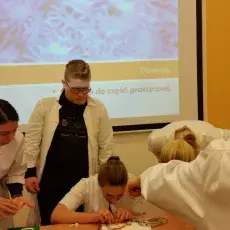 dr Małgorzata Kapusta z Katedry Cytologii i Embriologii Roślin prowadzi zajęcia pt. "Komórka roślinna w mikroskopie fluorescency
