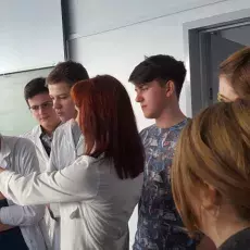 dr Beata Furmanek-Blaszk i dr Ewa Wons z Katedry Mikrobiologii prowadzą zajęcia pt. "Barwienie i obserwacja preparatów komórek b