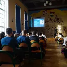 wykład prof. UG, dr hab. Dariusza Jakubasa pt. „Wpływ zmian klimatu na ptaki”oraz mgr Kacpra Ptaszka pt. „Czy naprawdę powinniśm