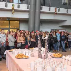Stół czeka na gości ...
