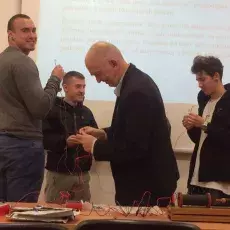 mgr inż. Michał Jaskulski z Katedry Fizjologii Zwierząt i Człowieka prowadzi zajęcia pt. "Elektryczność w biologii" dla uczniów 