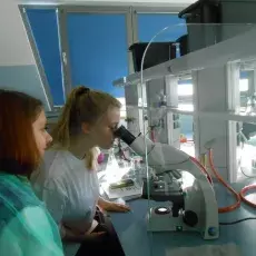 dr Ewa Wons z Katedry Mikrobiologii prowadzi zajęcia pt. "Barwienie i obserwacja preparatów komórek bakteryjnych" dla uczniów V 