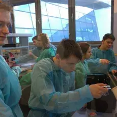 dr Beata Furmanek-Blaszk z Katedry Mikrobiologii prowadzi zajęcia pt. "Barwienie i obserwacja preparatów komórek bakteryjnych" d