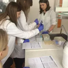 "Bliskie spotkania z cząsteczką życia - izolacja DNA", prowadząca: mgr Agnieszka Kaczmarczyk (Katedra Genetyki) 