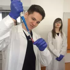 "Bliskie spotkania z cząsteczką życia - izolacja DNA", prowadząca: mgr Agnieszka Kaczmarczyk (Katedra Genetyki) 