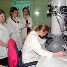 mgr Malwina Richert z Laboratorium Mikroskopii Elektronowej prowadzi zajęcia pt. "Świat wirusów, bakterii i komórek ludzkich w m