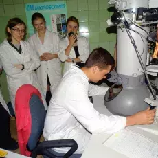 mgr Malwina Richert z Laboratorium Mikroskopii Elektronowej prowadzi zajęcia pt. "Świat wirusów, bakterii i komórek ludzkich w m