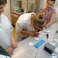 mgr Malwina Richert z Laboratorium Mikroskopii Elektronowej prowadzi zajęcia pt. "Świat wirusów, bakterii i komórek ludzkich w m