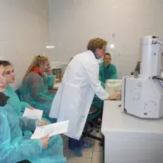 mgr Dorota Łuszczek z Laboratorium Mikroskopii Elektronowej prowadzi zajęcia pt. "Mikroświat w makrowymiarze" dla uczniów V LO w