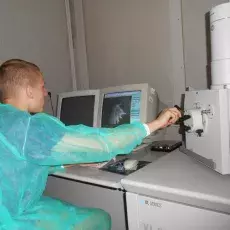 mgr Dorota Łuszczek z Laboratorium Mikroskopii Elektronowej prowadzi zajęcia pt. "Mikroświat w makrowymiarze" dla uczniów V LO w