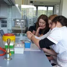 dr Lidia Boss z Katedry Biologii Molekularnej prowadzi zajęcia pt. "Zrób sobie krem -  zastosowanie metod mikrobiologicznych w p
