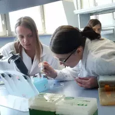 dr Lidia Boss z Katedry Biologii Molekularnej prowadzi zajęcia pt. "Zrób sobie krem -  zastosowanie metod mikrobiologicznych w p