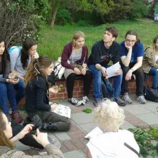 mgr Katarzyna Wszałek-Rożek z Katedry Taksonomii Roślin i Ochrony Przyrody prowadzi zajęcia pt. "Rozpoznawanie drzew i krzewów" 