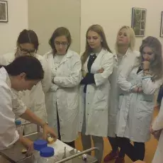 dr Małgorzata Kapusta z Katedry Cytologii i Embriologii Roślin prowadzi zajęcia pt. "Komórka roślinna w mikroskopie fluorescency