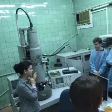 mgr Malwina Richert z Laboratorium Mikroskopii Elektronowej prowadzi zajęcia pt. "Świat wirusów, bakterii i komórek ludzkich w m