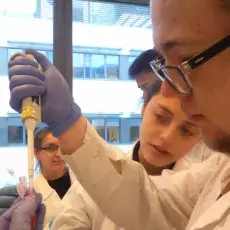 mgr Agnieszka Kaczmarczyk z Katedry Genetyki prowadzi zajęcia pt. "Bliskie spotkania z cząsteczką życia - izolacja DNA" dla uczn