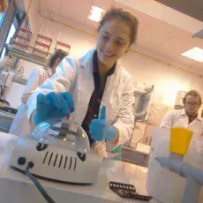 mgr Agnieszka Kaczmarczyk z Katedry Genetyki prowadzi zajęcia pt. "Bliskie spotkania z cząsteczką życia - izolacja DNA" dla uczn