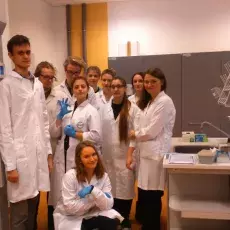 mgr Agnieszka Kaczmarczyk z Katedry Genetyki prowadzi zajęcia pt. "Bliskie spotkania z cząsteczką życia - izolacja DNA" dla uczn