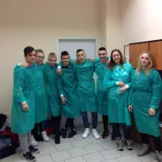mgr Dorota Łuszczek z Laboratorium Mikroskopii Elektronowej prowadzi zajęcia pt. "Mikroświat w makrowymiarze" dla uczniów ZSSiO 