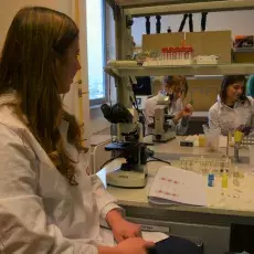 Pracownicy Katedry Fizjologii Zwierząt i Człowieka prowadzą zajęcia dla uczniów V LO w Gdańsku