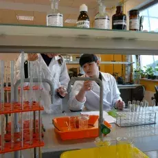 mgr Kamila Błażejewska z Katedry Fizjologii i Biotechnologii Roślin prowadzi zajęcia pt. "Zielona fabryka - jak roślina produkuj