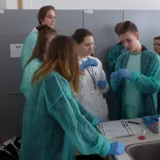 Katedra Genetyki i Biosystematyki - warsztaty "Bliskie spotkania z cząsteczką życia - izolacja DNA"