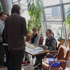 Katedra Genetyki Molekularnej Bakterii - pokaz "Co się kryje na szalce Petriego?"