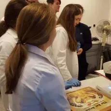 Dr Grażyna Jerzemowska z Katedry Fizjologii Zwierząt i Człowieka prowadzi zajęcia pt. "Preparatyka tkanki nerwowej" dla uczniów 