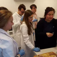 Dr Grażyna Jerzemowska z Katedry Fizjologii Zwierząt i Człowieka prowadzi zajęcia pt. "Preparatyka tkanki nerwowej" dla uczniów 