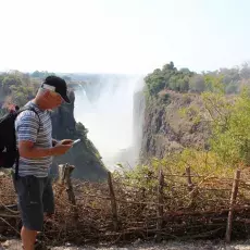 T. Namiotko na tle wodospadu