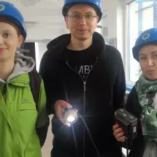 Ludzie w kaskach górniczych
