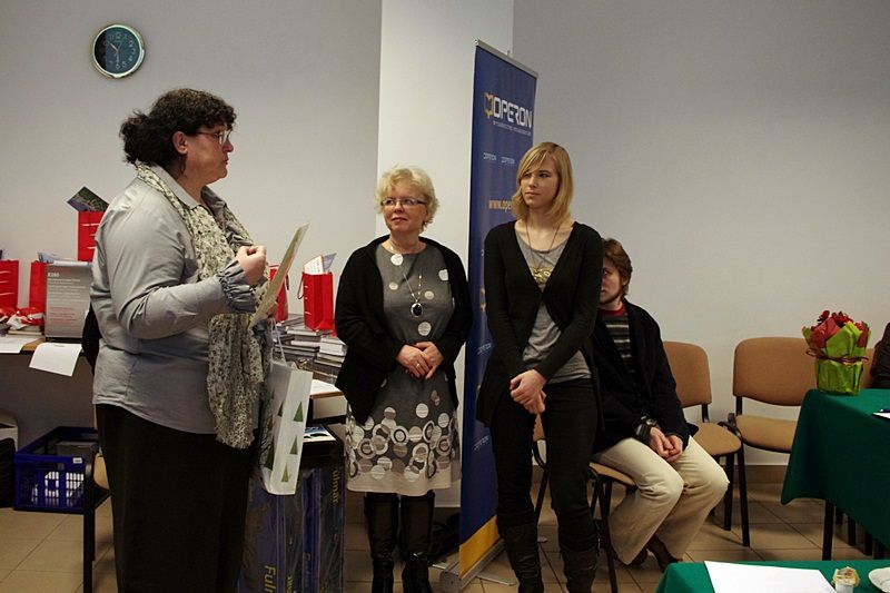 Pani Joanna Jarosik (z lewej), Regionalny Konserwator Przyrody, wręcza nagrodę za pracę badawczą Aleksandrze Gliwińskiej (z prawej), uczennicy II LO w Gdyni. W środku Pani mgr Sylwia Westphal, nauczycielka biologii w II LO w Gdyni. Olimpiada Biologiczna